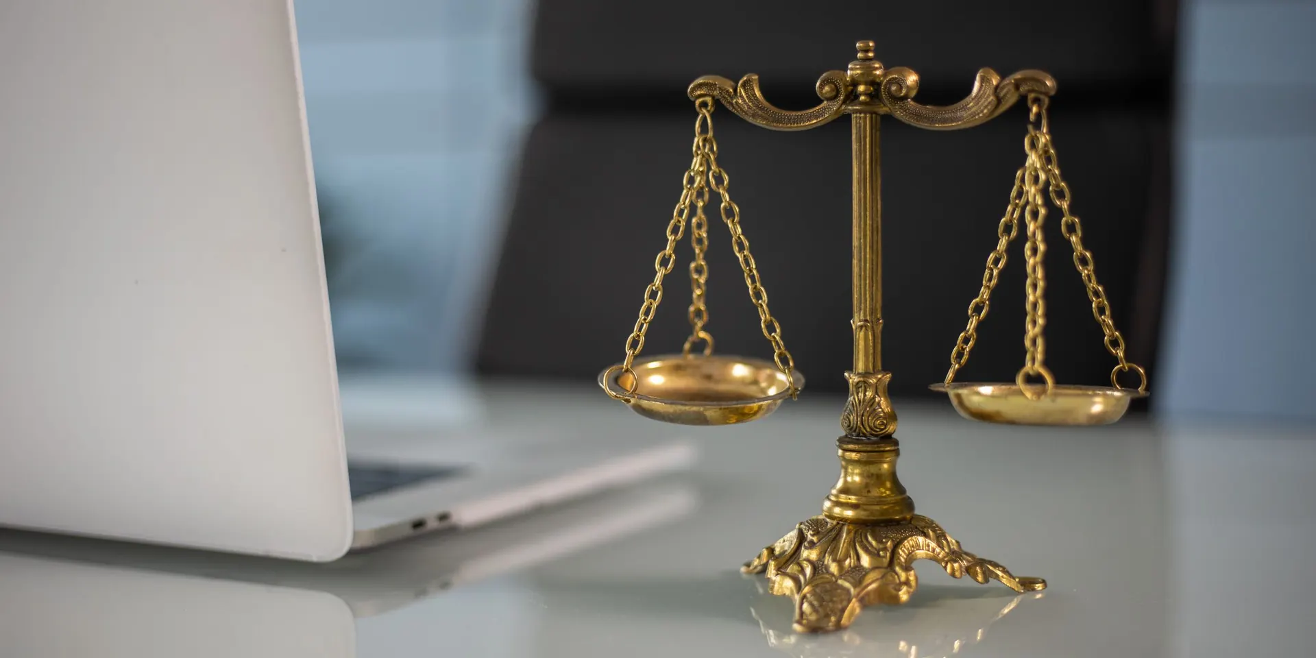 Balance de la justice dorée posée sur un bureau, pour les réclamations et la médiation