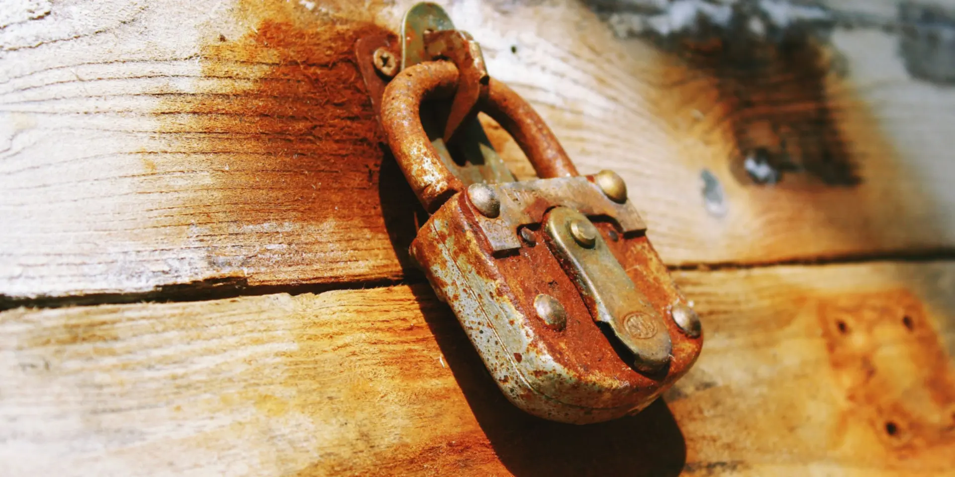 Cadenas ancien rouillé sur une porte en bois, symbole de la protection des données personnelles
