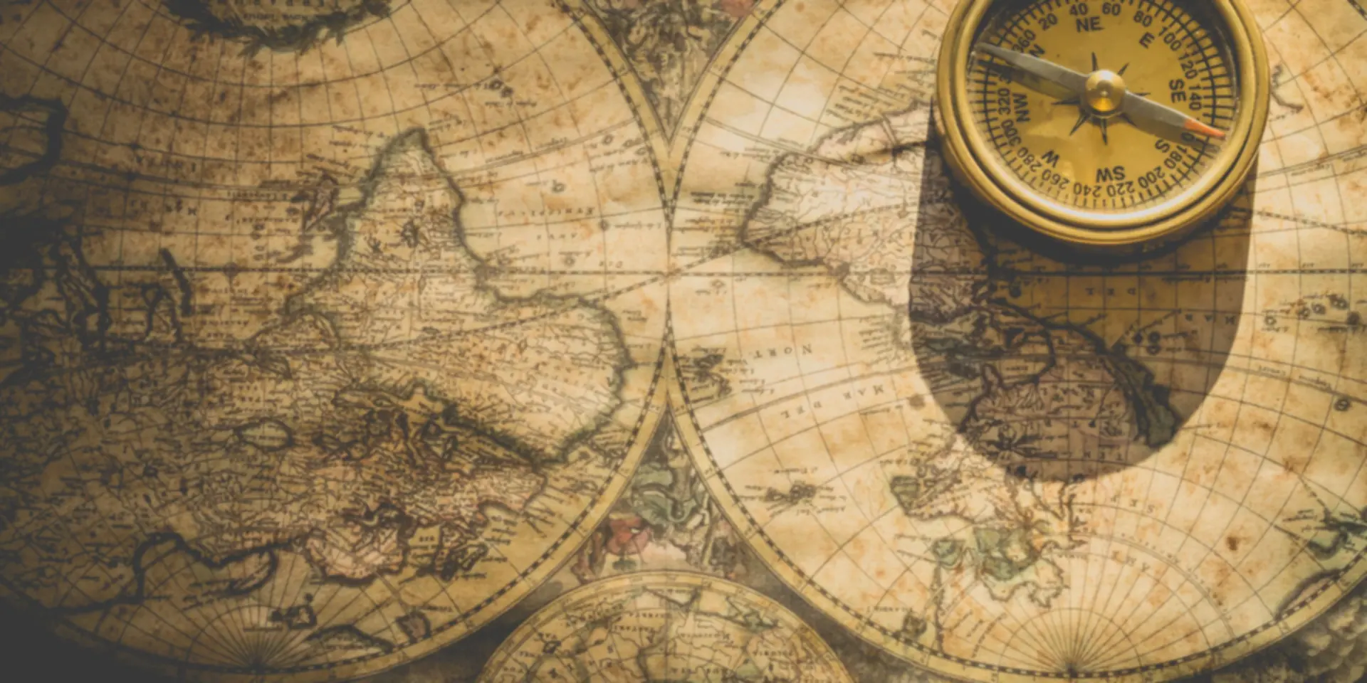 Carte ancienne et boussole en laiton, pour s'orienter dans le site