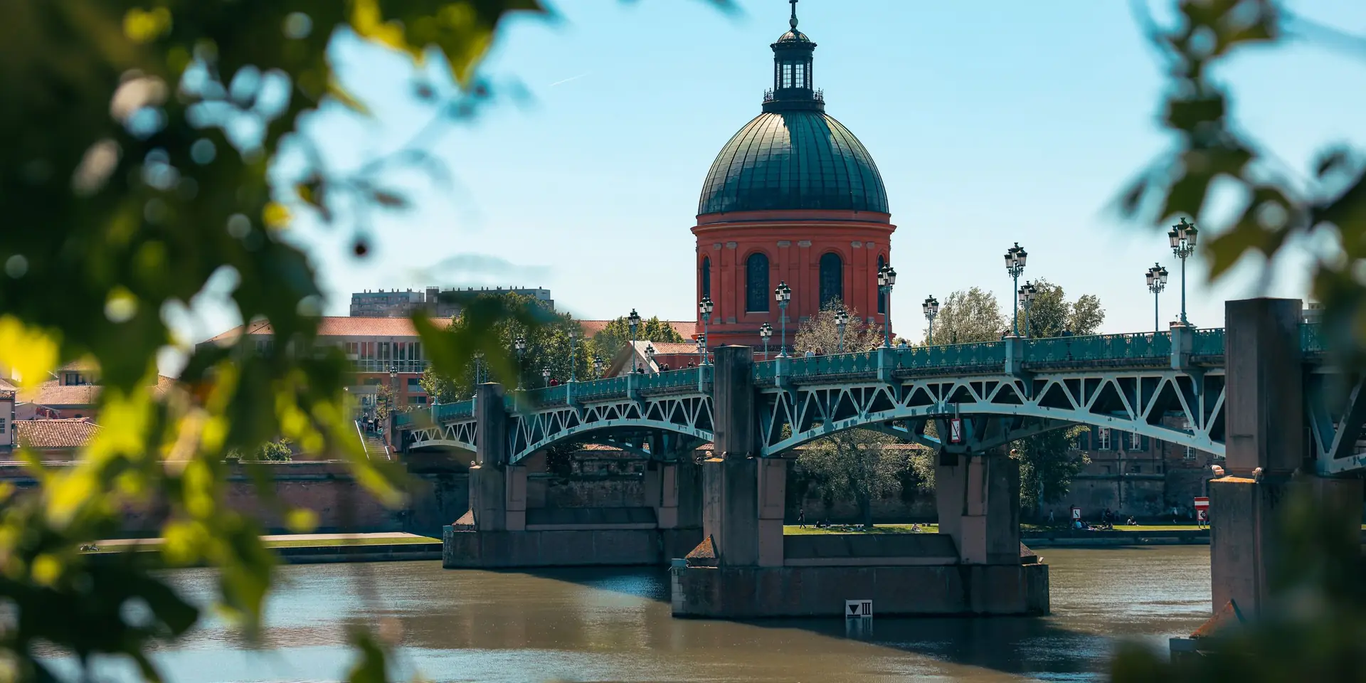 Pont Saint-Pierre et dôme de la Grave au bord de la Garonne à Toulouse, en Haute-Garonne