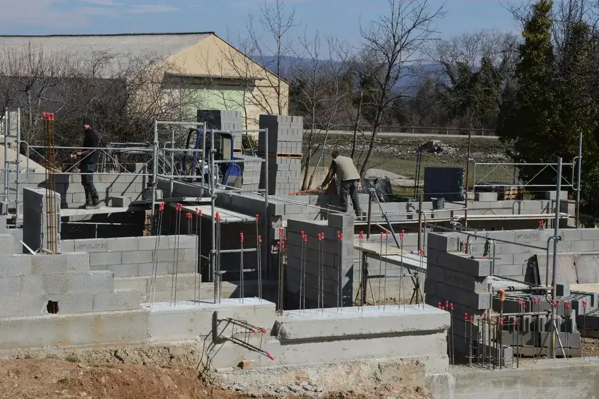 Ouvriers du bâtiment construisant une structure en béton sur un chantier