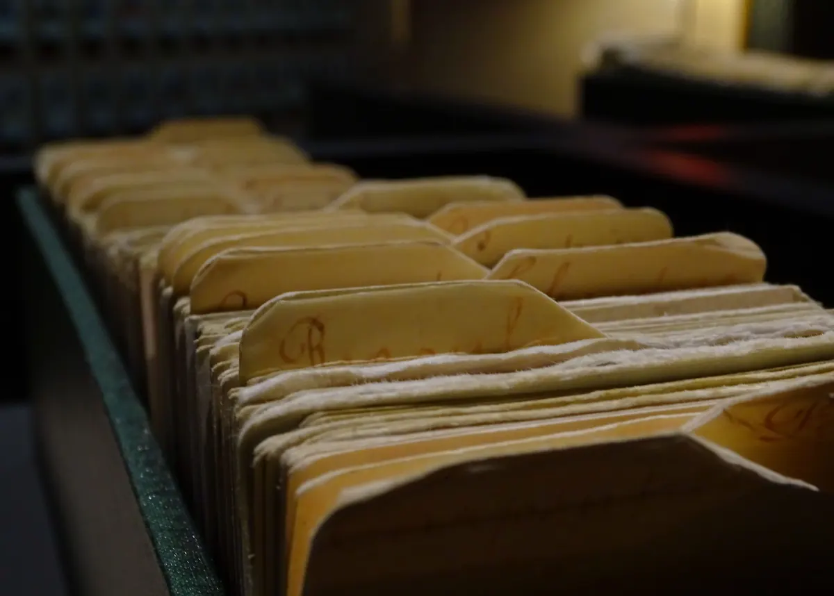 Rangée de dossiers d'archives cartonnés, fichier des résiliés AGIRA