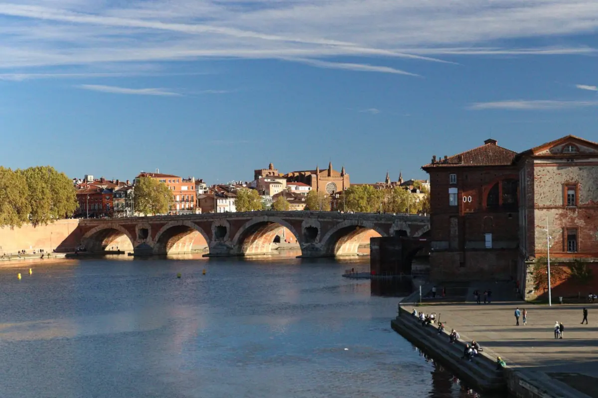La Garonne et le Pont-Neuf à Toulouse sous un ciel bleu, en Haute-Garonne