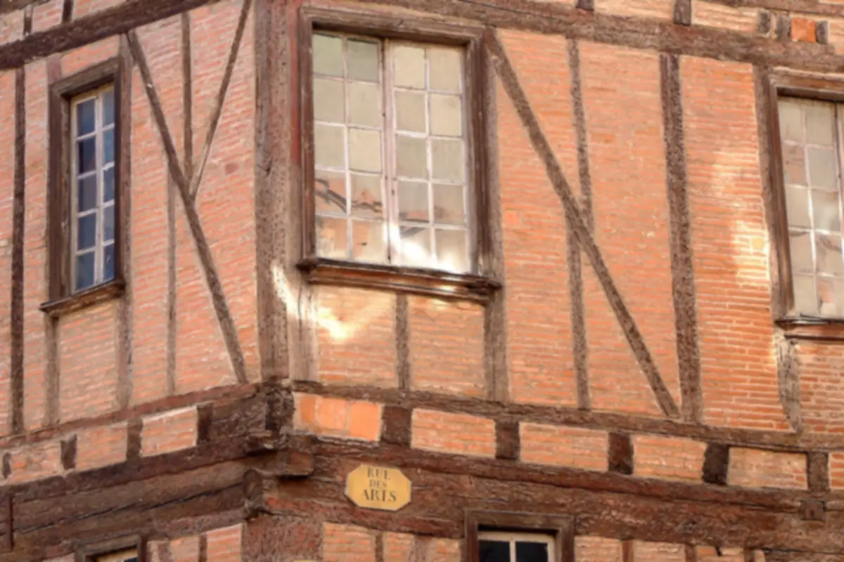 Façade à colombages et briques roses typique de la région toulousaine