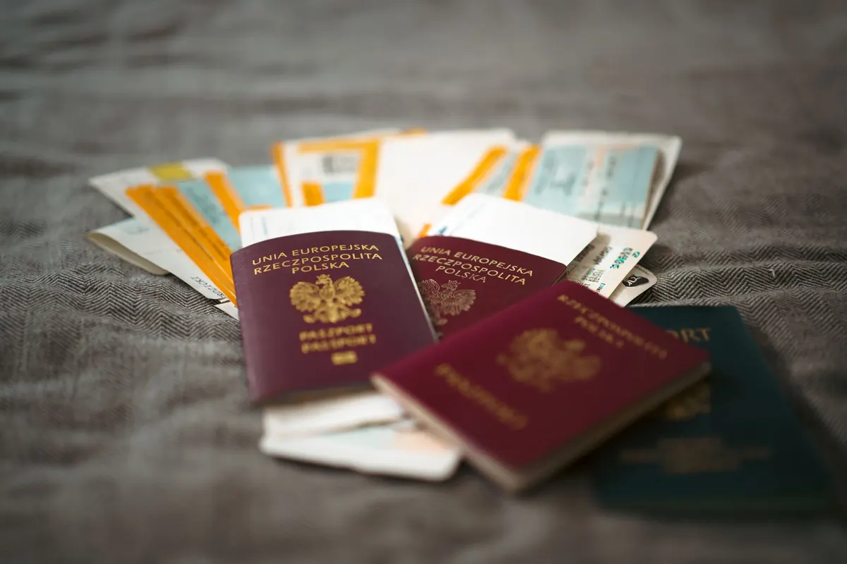 Passeports européens et billets de voyage posés sur un tissu, attestations d'assurance étrangères acceptées