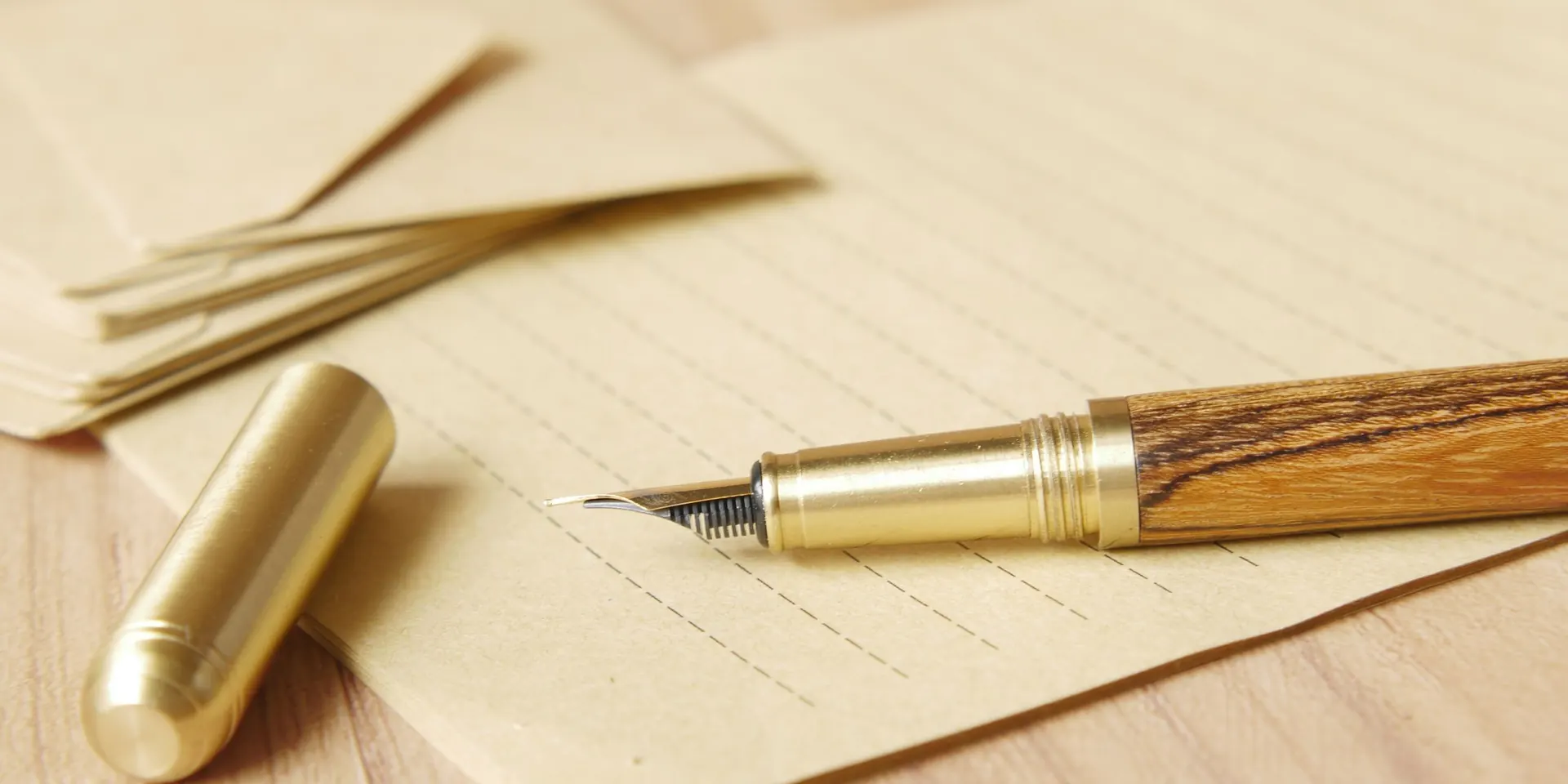 Stylo plume doré posé sur une feuille de papier ligné